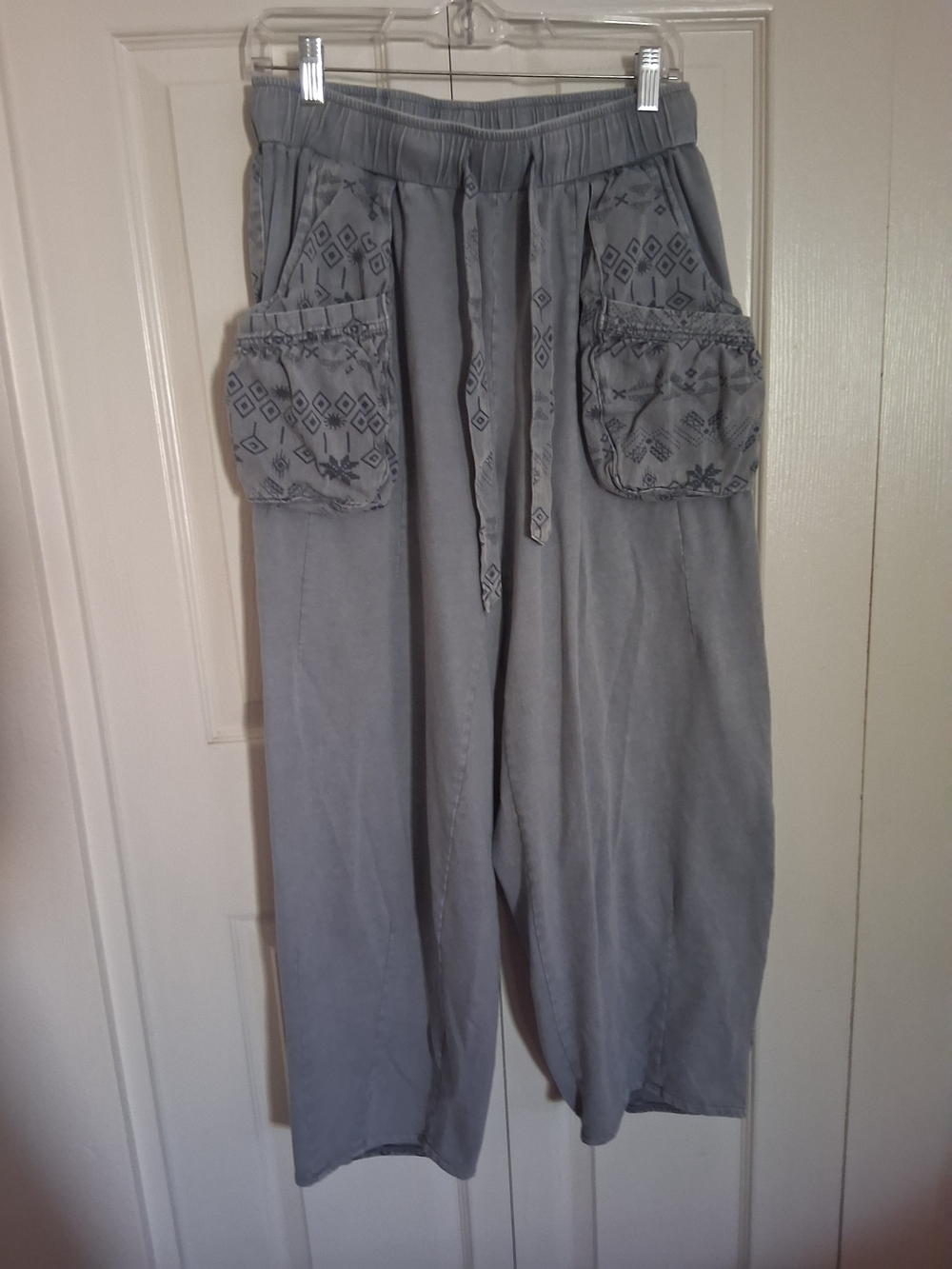 easel Wide Leg Embroidered Pocket Pants in Light Gray